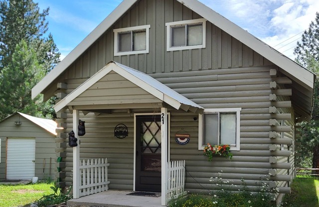 Cozy, pet friendly cabin with filtered lake views - short walk to lake/beach.
