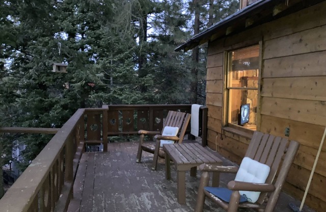 Cozy Pet Friendly Cabin! - 2 blocks from Bear Mountain in Southern California