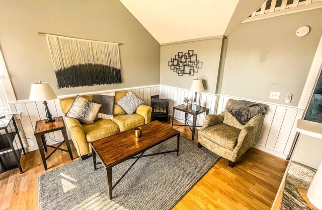 Cozy Pond Side Cottage in Bar Harbor! [The `Nook`]