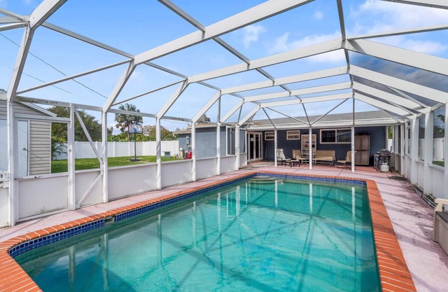 Cozy Pool House l Weekly Stays l Near Beach & Park