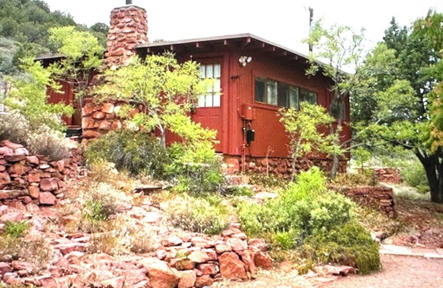 Cozy, Private Cabin, Walk to trails, stores, restaurants. AC, WiFi