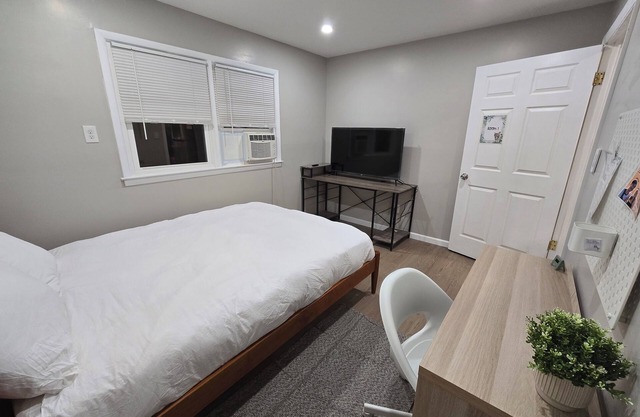 Cozy Private Room 1 in Modern Shared Apartment - 8 Minute Walk to Path NYC Train