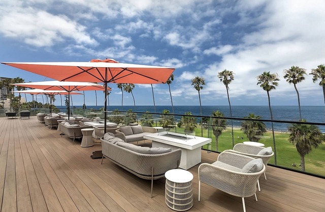 Cozy Queen Accommodation at La Jolla Cove Hotel