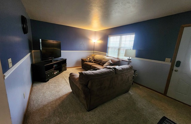 Cozy & Quiet Home with Memory Foam and Pet Friendly with Fenced Yard