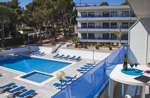 Cozy Renovated Apt Near Beach, Pool, WiFi, A/C, Parking