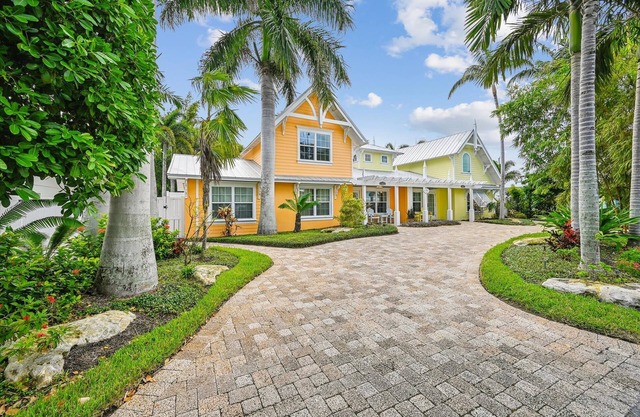 Cozy Retro Cottage located less then 2 blocks from the Gulf Beach - Heated Pool in Private Oasis!