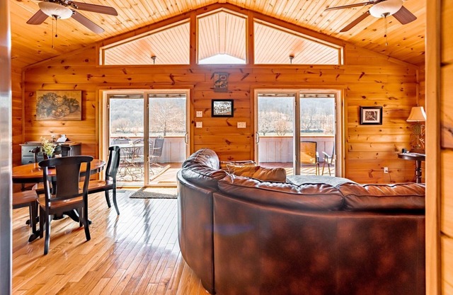 Cozy, Romantic Waterfront Cabin on New River 1BS2 - Moonlight Serenade