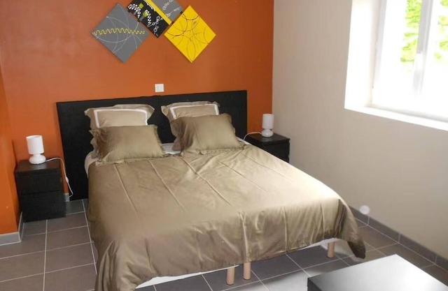 Cozy Room "Etoile Orange" - Ensuite Bathroom, Breakfast Included, Shared Kitchen and Lounge Area