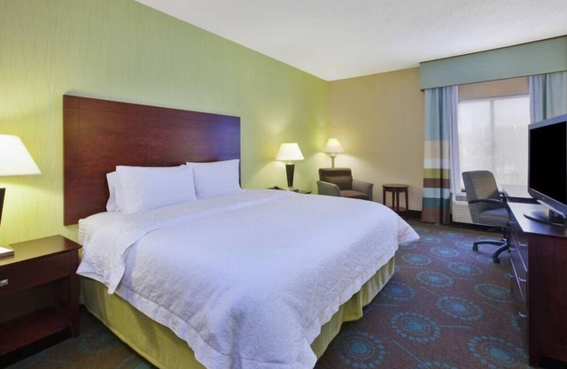 Cozy Room w/Comfy Beds, Pool Access and Complimentary Hot Breakfast - Parking