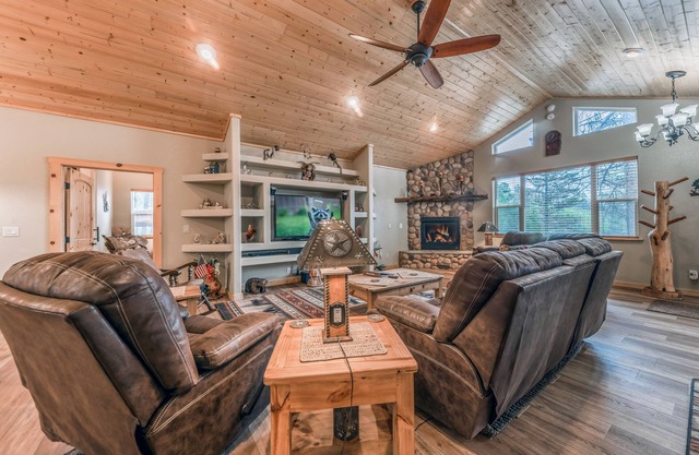 Cozy Ruidoso Cabin w. Hot Tub, Fireplace & Wooded Escape