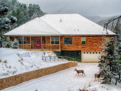 Cozy Ruidoso Digs by Downtown, 19 Mi to Ski Apache