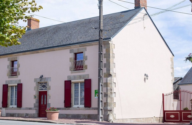 Cozy Rural Retreat: Renovated Farmhouse with Private Courtyard, Near Paris, Sleeps 6