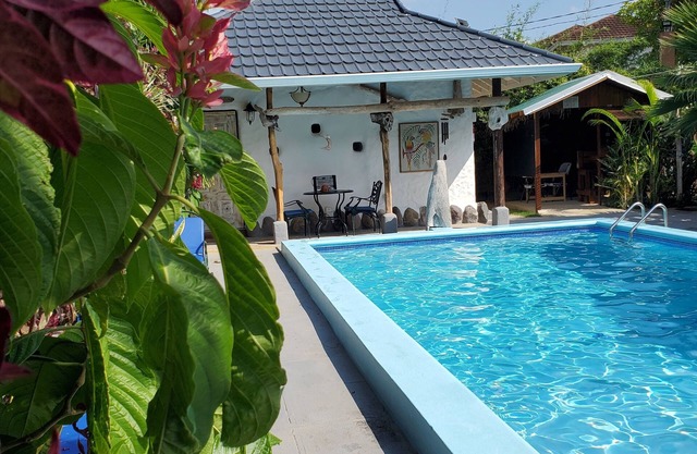 Cozy Rustic 1BR Cottage - Free Parking, WiFi w/Pool & Beach Access