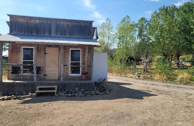Cozy Rustic Cabin for a Romantic Stargazing Getaway by the Spokane River near Tumtum, Washington