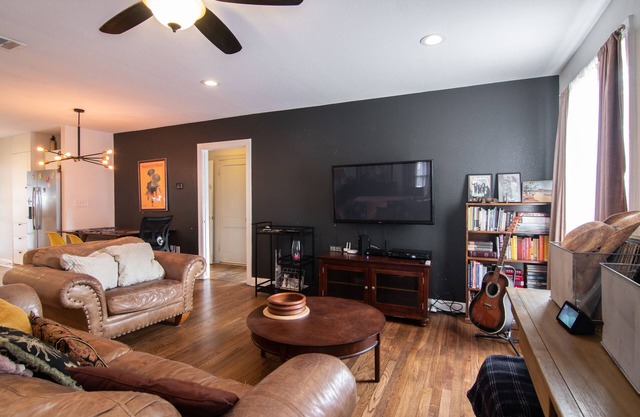 Cozy rustic, newly remodeled, Clarksville home with Tour Bus