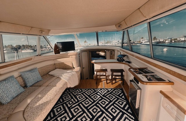 Cozy Sea Ray Yacht with Flybridge Views, 2 Staterooms @ The Perry