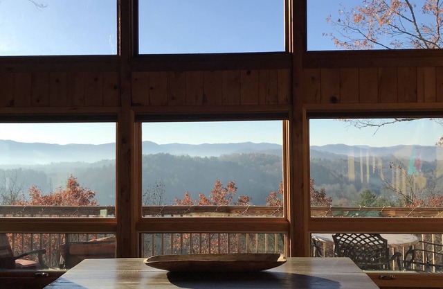 Cozy + Secluded 180 Degree Mountain View Cabin. Spring is here!