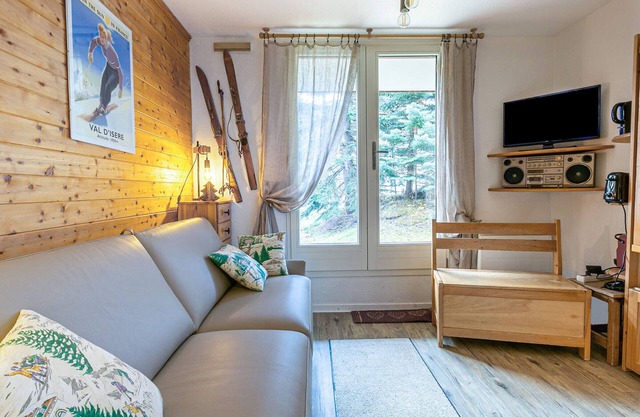 Cozy ski-in/ski-out studio, terrace, near village, pets welcome