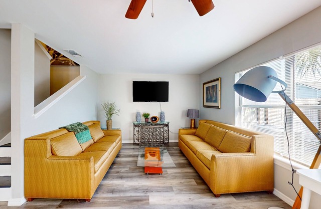 Cozy Spacious Home with Private Backyard and Patio, near shopping