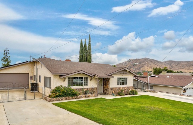 Cozy Spacious Home w/ Game Room in Riverside