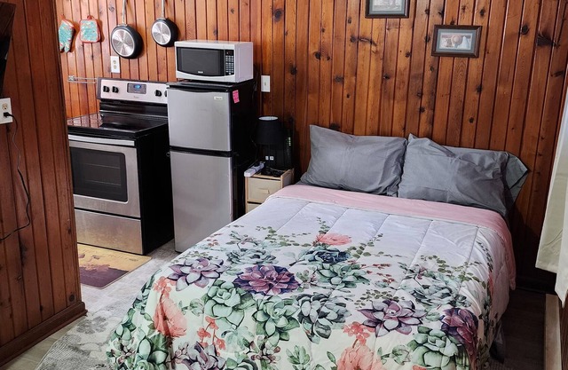 Cozy studio apartment near downtown Mahomet