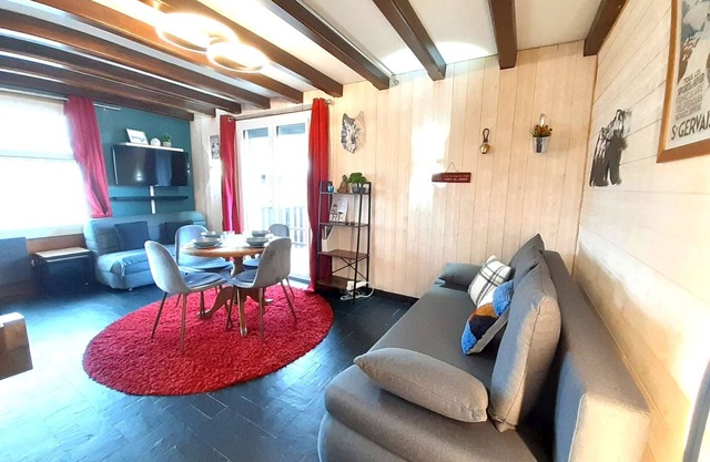 Cozy Studio for 4 with Balcony, Ski-In/Ski-Out Access, and Modern Amenities in Pla d'Adet