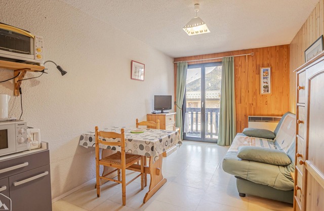 Cozy studio near slopes, sleeps 2