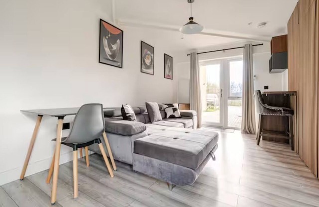 Cozy Studio Retreat, Sleeps 2 with free parking