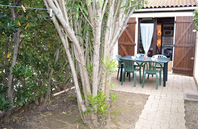 Cozy Studio with Mezzanine & Pool, 700m from Beach