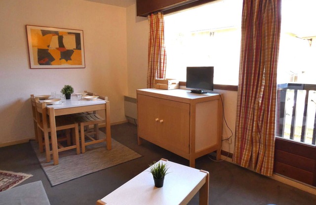 Cozy Studio with Balcony, Gym Access, & Parking - Sleeps 4