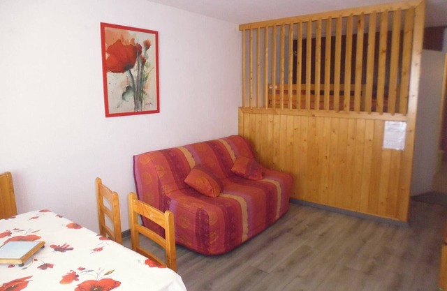 Cozy Studio with Cabin, Sleeps 4, South-Facing Balcony, Ski-In/Ski-Out, Near Amenities