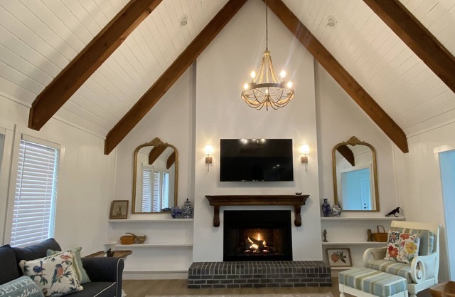 Cozy Tavares home in with heated pool on the canal