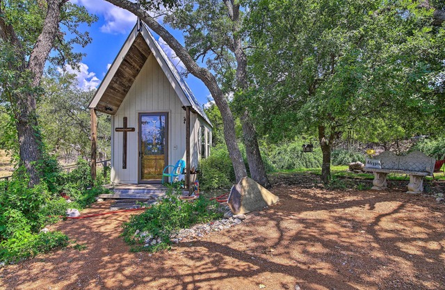 Cozy Texas Retreat w/Patio, Grill & Fire Pit!
