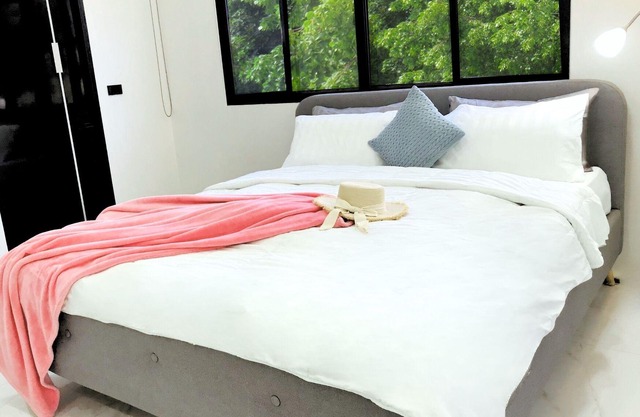 Cozy Private room with 2 king beds, en-suite. bathrooms, Chiang Mai City