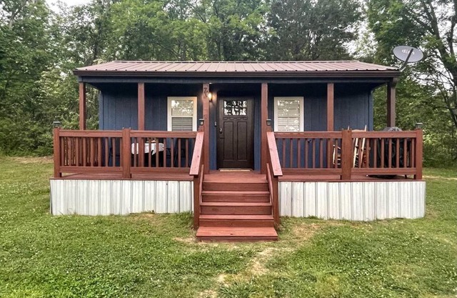 Cozy tiny home cabin in Eva, TN