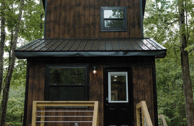 Cozy Tiny Home in the woods of Middle Tennessee with AC and high speed internet