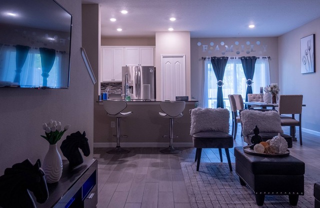 Cozy Townhome 5 mns to the airport. 3 bedrooms, 2 1/2 bathrooms for family of 6.