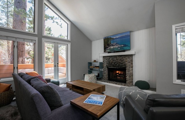 Cozy Updated McCloud Condo - Walk to Lakeshore Drive, Shops & Restaurants