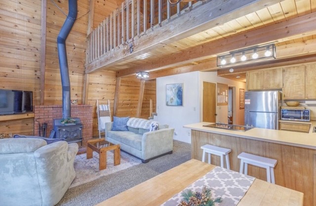 Cozy Cabin on over 1 acre. 5 min. to lake, close to Mt Lassen. DOGS WELCOME!