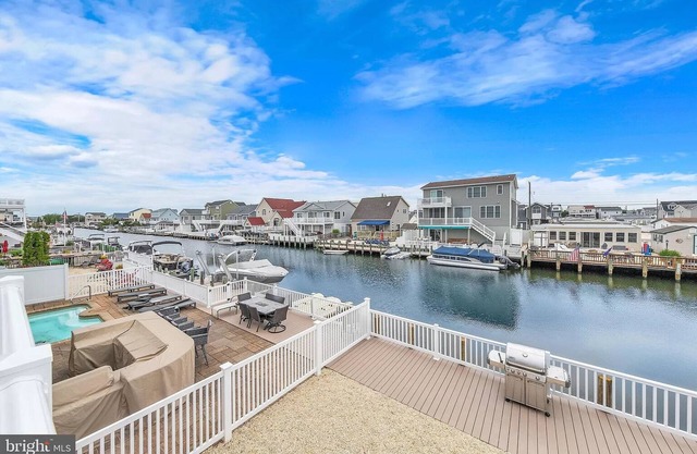 Cozy Waterfront 4-bedroom house in Beach Haven West - New to the Market!