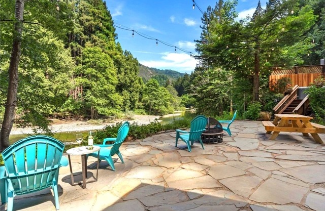 CozyCreekCabin~Comfy & Serene Creekside Cabin!Ocean&Wineries/WiFi/Pup/HtTb