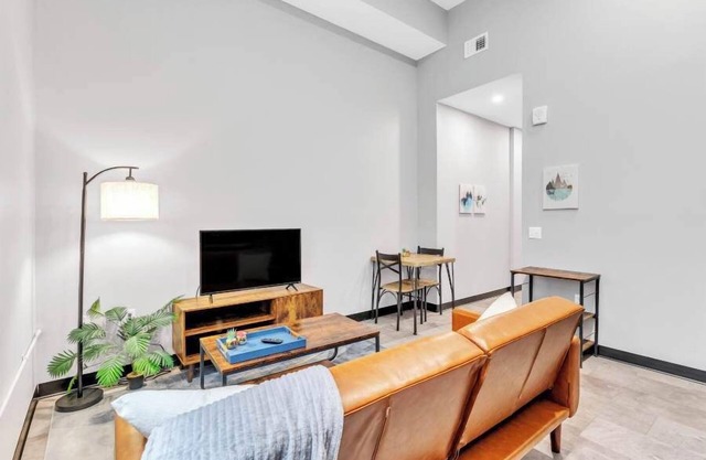 CozySuites Modern 1BR in Downtown Pitts #16