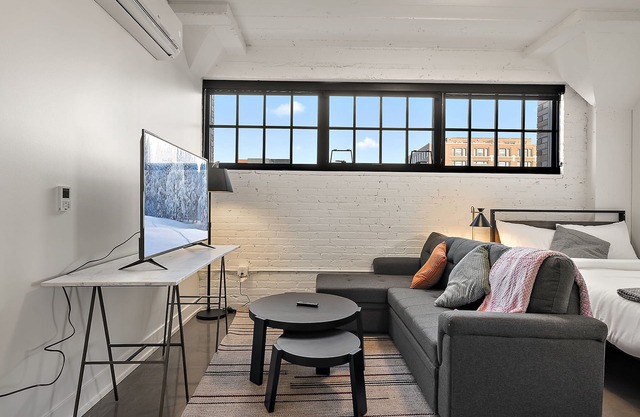 CozySuites NLG - Modern studio condo #28