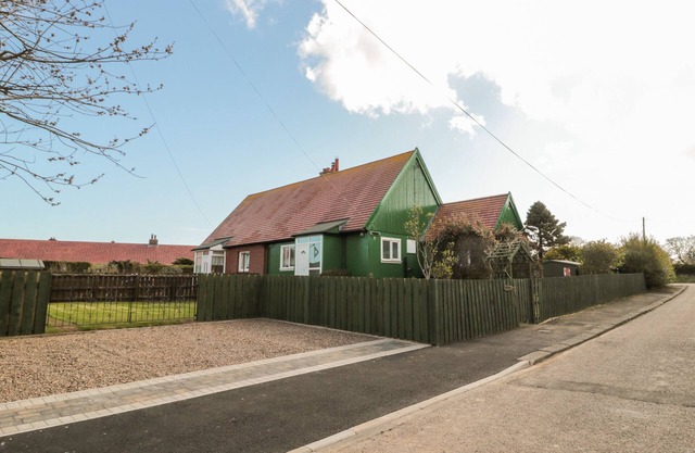 CRA-NA-GE, family friendly, with a garden in Embleton