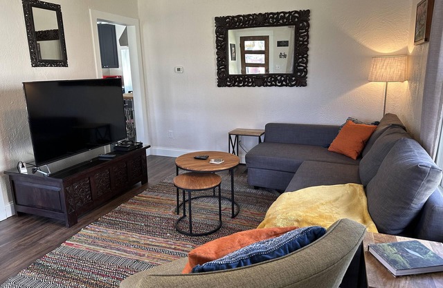 Crabapple Cottage - 2 Blocks to Mirror Pond, 1 Gig Wifi, Great Location