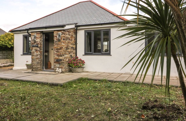 CRANTOCK LODGE, pet friendly, country holiday cottage in Crantock