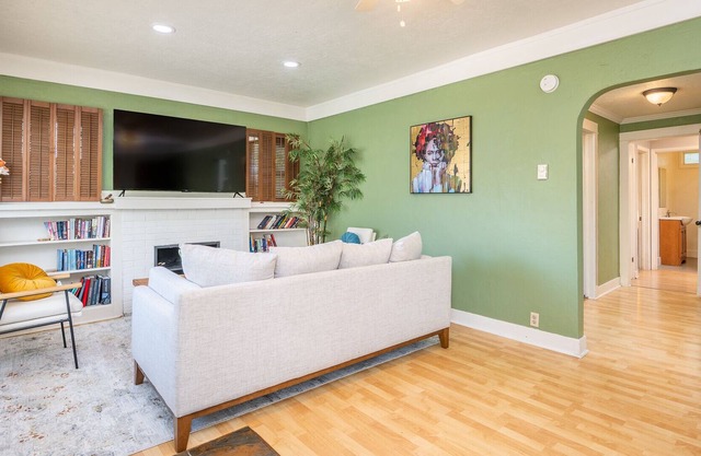 Creative Haven Next to U of O w/ Parking! Monthly Stays Welcome!