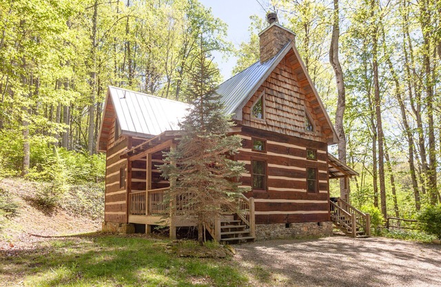 Creekside Cabin - Log Cabin with Outdoor Hot Tub
