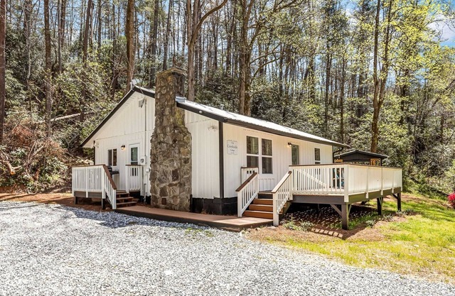 Creekside Cottage– Historic Water-View Cottage