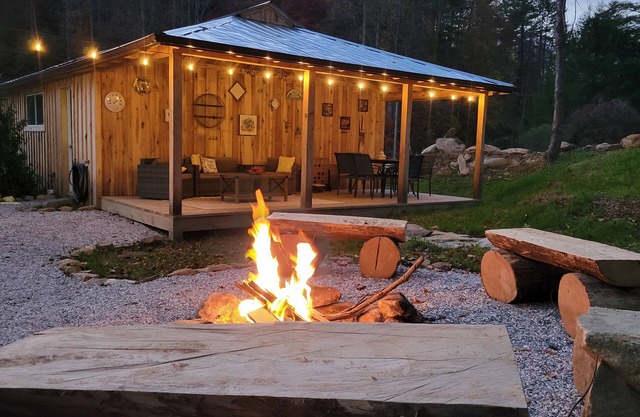 Creekside Cottage –Pool Table, Firepit & Pet-Friendly in the Nantahala Mountains